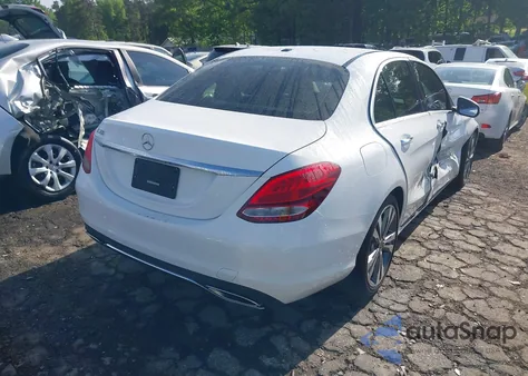 2018 Mercedes-Benz C 300 z USA, uszkodzony, nr VIN 55SWF4JB2JU279159